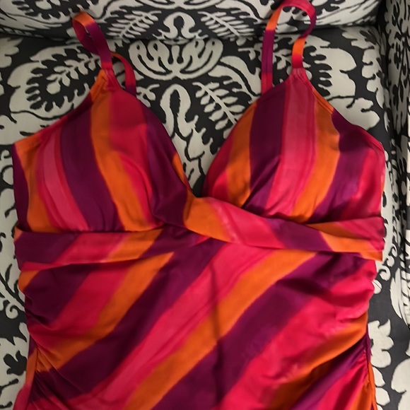 Ladies Beach Club Twist OnePiece, Multi Color, Slimming Swimsuit by RALPH LAUREN - Picture 12 of 16